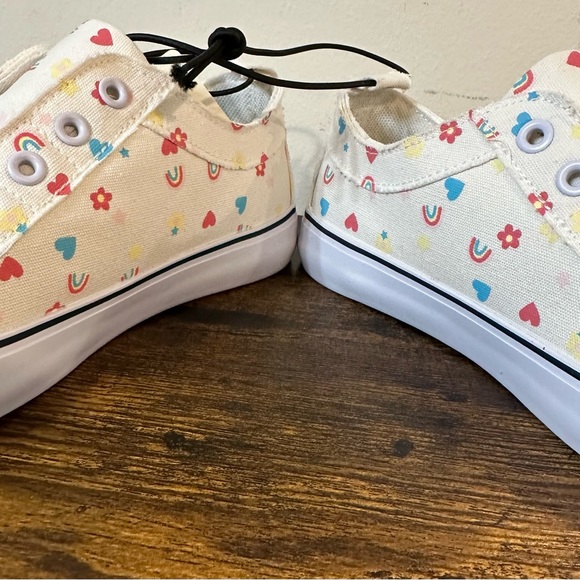 Thereabouts Girls Bailey Button Sneaker NWT various sizes - Picture 3 of 7